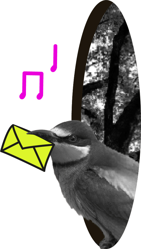 portaal naar bosrijke omgeving waar een vogel door stapt die een brief vast heeft
